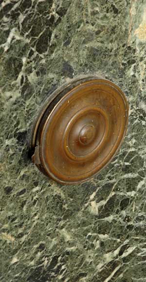Старинный камин с вытяжным колпаком, выполненный из мрамора Верт де Мер и красного крапчатого мрамора. -6