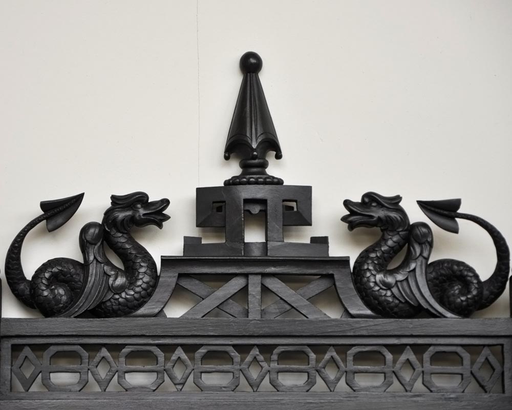 Пара рам в японском стиле, изготовленных из черненого дерева, украшенных элементами из вышитого шёлка.-3
