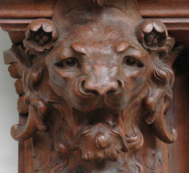 Старинный камин из красного дерева с львиными головами.-6