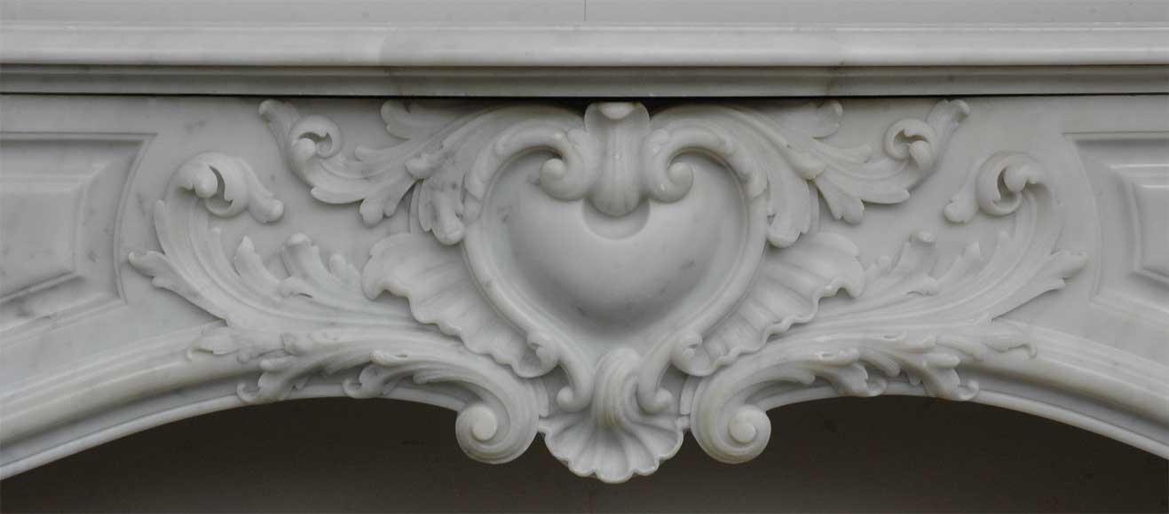 Камин в стиле Людовика XV, изготовленный из каррарского мрамора в 19м веке.-1