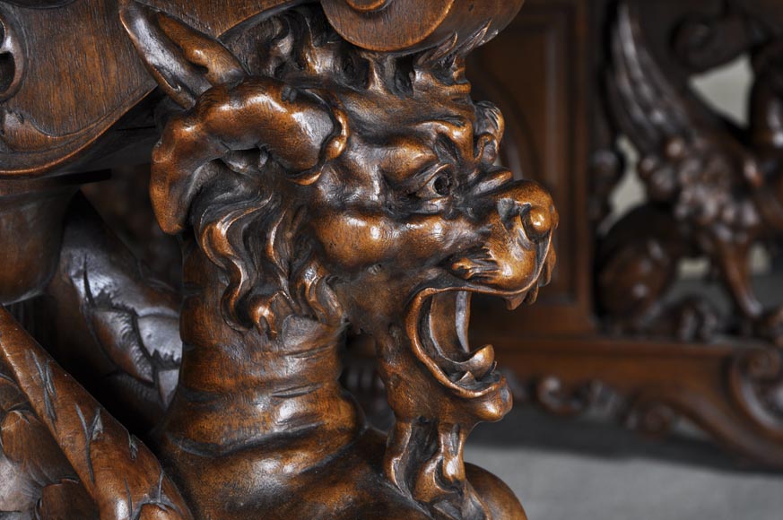 Красивый стол в стиле Нео-Ренессанс, изготовленный из скульптурного орехового дерева, украшенный львами и мифическими животными.-3