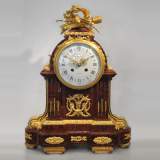 БРАТЬЯ РЭНГО – Часы в стиле Людовика XVI из мрамора красный Гриотт и позолоченной бронзы.