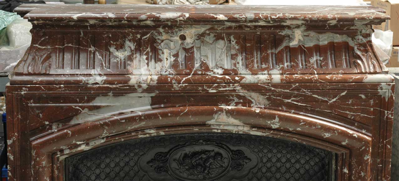 Старинный камин в стиле Людовика XIV, изготовленный из красного северного мрамора.-1