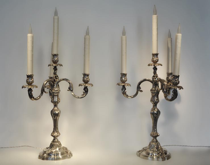 Пара великолепных серебряных канделябров в стиле Людовика XV, изготовленных мезоном Боэн-Табюре.-0