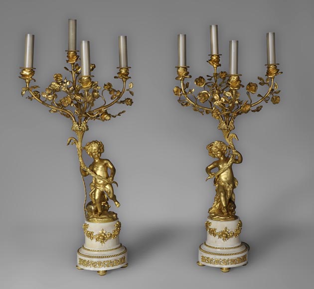 Красивая пара канделябров, изготовленных из скульптурного Каррарского мрамора и позолоченной бронзы, украшенных Амурами и розами.-0