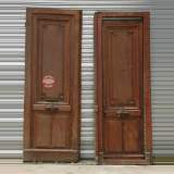 Пара монументальных деревянных дверей.