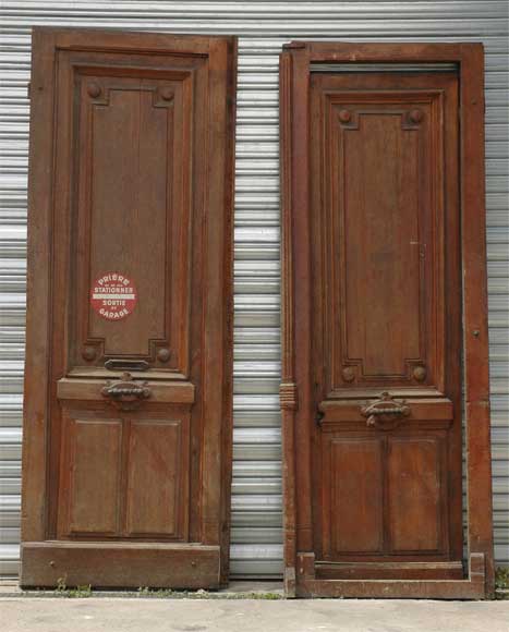 Пара монументальных деревянных дверей.-0