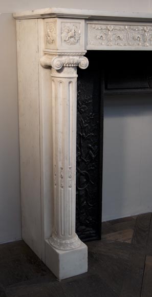 Исключительный старинный камин в стиле Людовика XVI с колоннами, изготовленный из скульптурного каррарского мрамора.-3