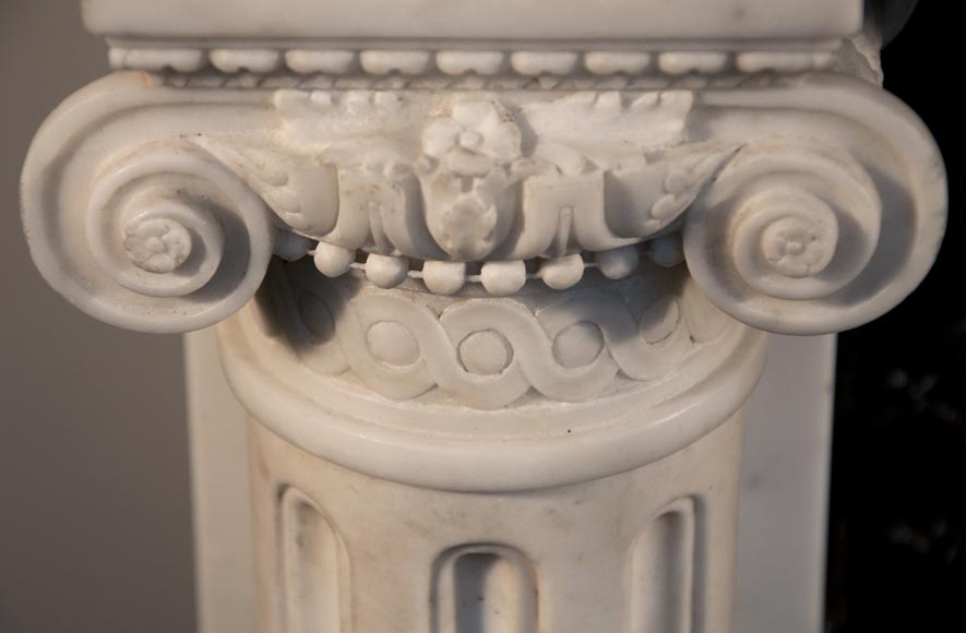 Исключительный старинный камин в стиле Людовика XVI с колоннами, изготовленный из скульптурного каррарского мрамора.-5