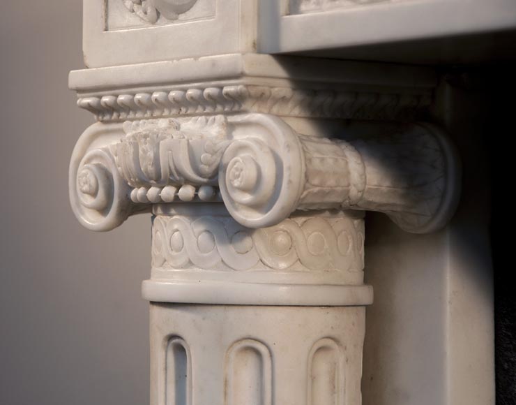 Исключительный старинный камин в стиле Людовика XVI с колоннами, изготовленный из скульптурного каррарского мрамора.-6