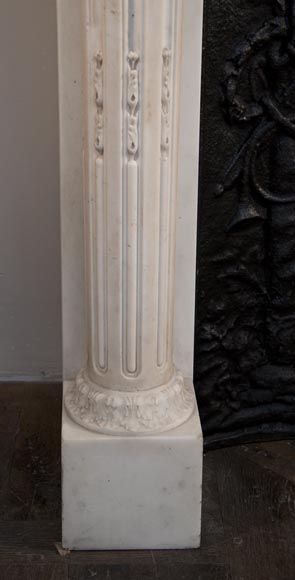 Исключительный старинный камин в стиле Людовика XVI с колоннами, изготовленный из скульптурного каррарского мрамора.-7