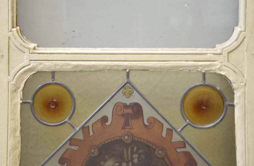 Двустворчатая дверь с витражами с медальонами, в которые вписаны мужской и женский профили. -2