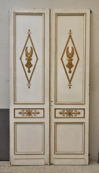 Старинная двустворчатая дверь, изготовленная из крашенного и позолоченного дуба, украшенная изображениями крылатой богини Виктории и зеркалами.-0