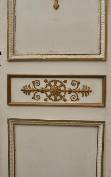 Старинная двустворчатая дверь, изготовленная из крашенного и позолоченного дуба, украшенная изображениями крылатой богини Виктории и зеркалами.-6
