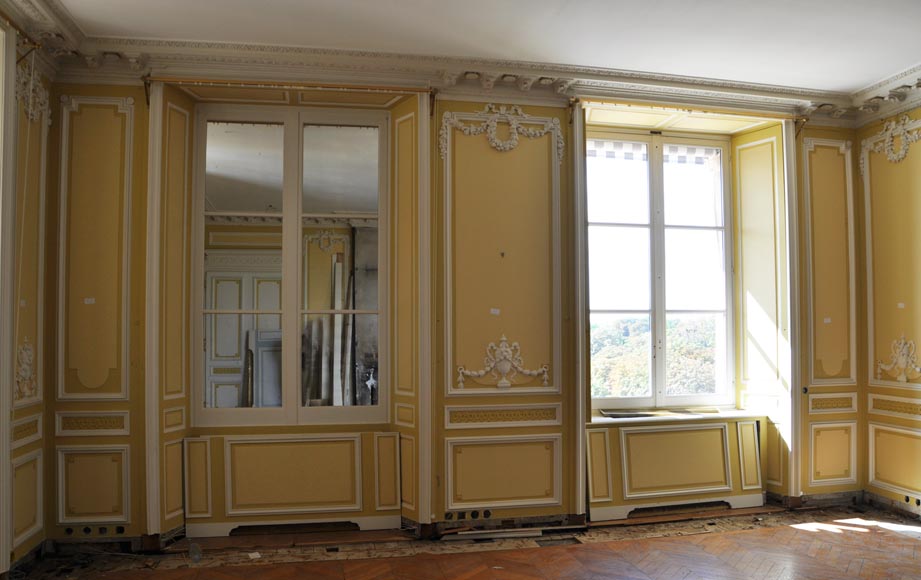Великолепная деревянная комната в стиле Людовика XVI, ранее находившаяся во дворце Криллон в Париже. -1