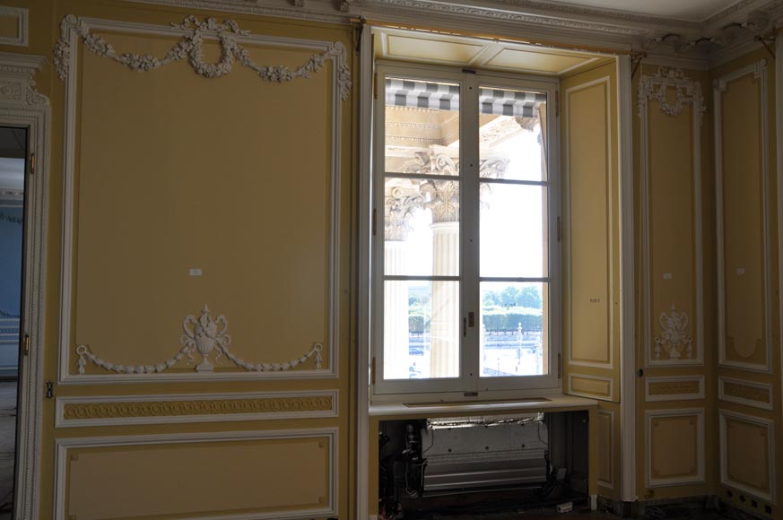 Великолепная деревянная комната в стиле Людовика XVI, ранее находившаяся во дворце Криллон в Париже. -4