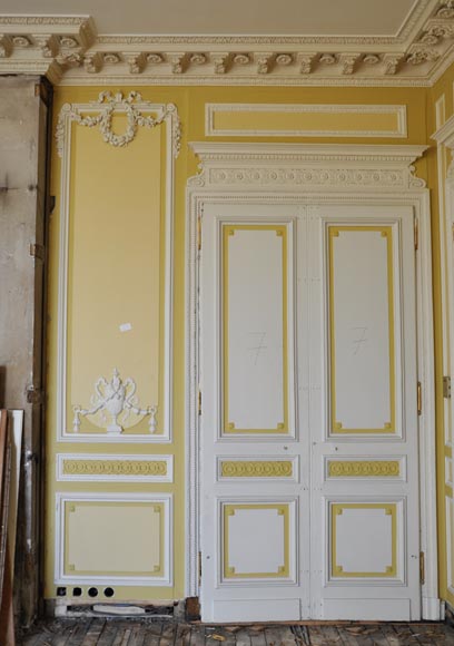 Великолепная деревянная комната в стиле Людовика XVI, ранее находившаяся во дворце Криллон в Париже. -9
