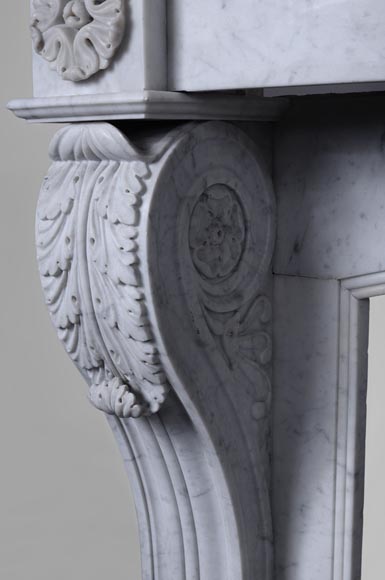 Старинный камин в стиле Наполеона III с львиными лапами, изготовленный из каррарского мрамора.-4