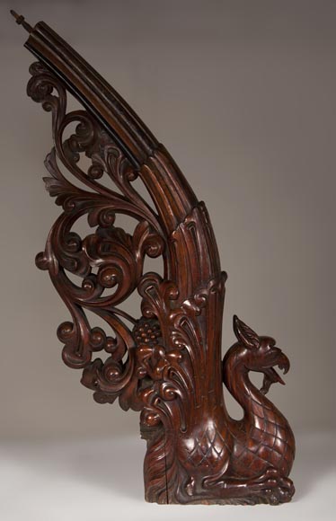 Нижняя стойка лестницы, изготовленная около 1910 года из красного дерева, украшенная грифоном.-3