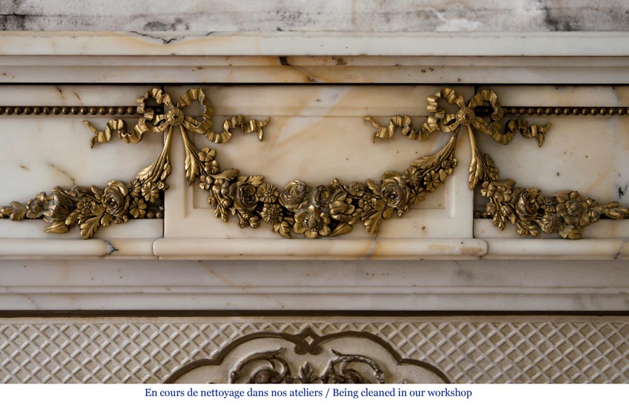 Очень красивый старинный камин в стиле Людовика XVI, изготовленный из мрамора Паназо, украшенный орнаментами из позолоченной бронзы.-1