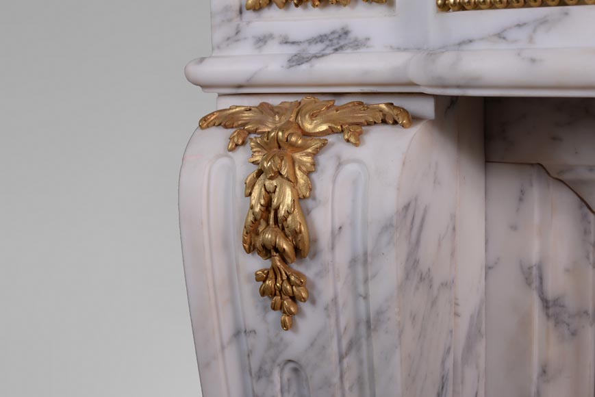 Красивый камин в стиле Людовика XVI, изготовленный из серого мрамора Паназо, украшенный орнаментами из позолоченной бронзы.-4