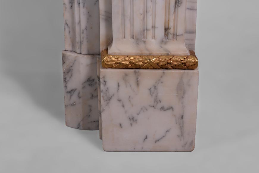 Красивый камин в стиле Людовика XVI, изготовленный из серого мрамора Паназо, украшенный орнаментами из позолоченной бронзы.-9