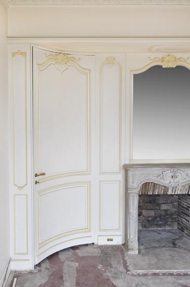 Часть деревянной отделки комнаты в стиле Людовика XV с каменным камином 18 века.-2