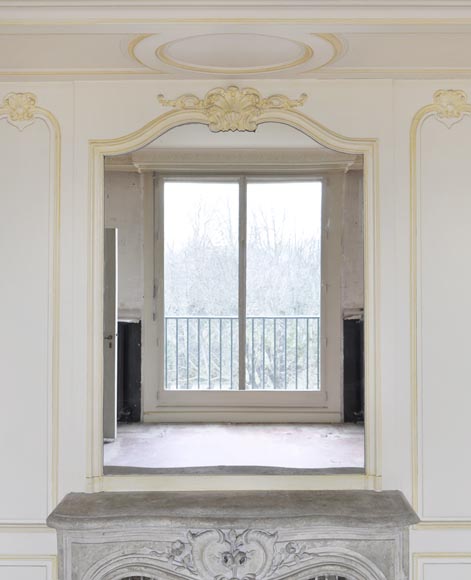Часть деревянной отделки комнаты в стиле Людовика XV с каменным камином 18 века.-7