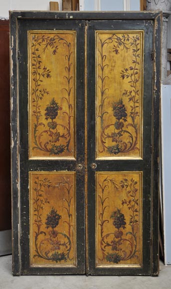 Двустворчатая дверь с рамой, украшенная херувимами и букетами цветов на золотом фоне.-0