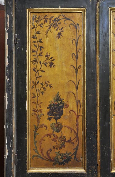 Двустворчатая дверь с рамой, украшенная херувимами и букетами цветов на золотом фоне.-1