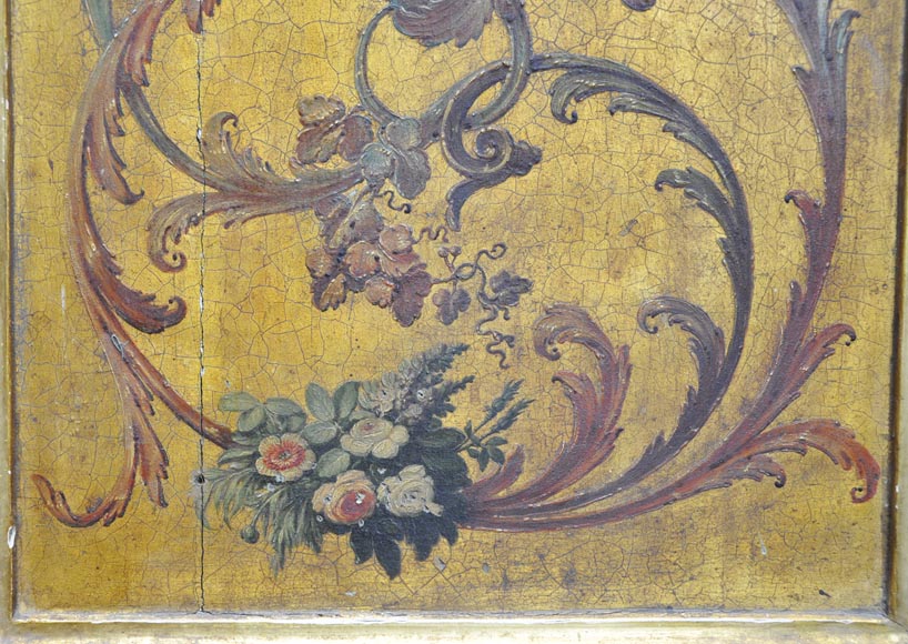 Двустворчатая дверь с рамой, украшенная херувимами и букетами цветов на золотом фоне.-4