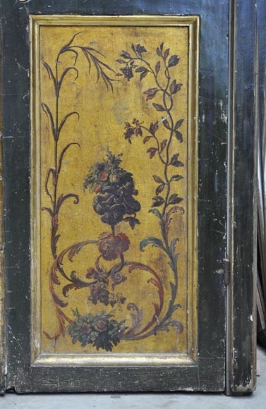 Двустворчатая дверь с рамой, украшенная херувимами и букетами цветов на золотом фоне.-11