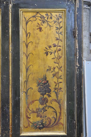 Двустворчатая дверь с рамой, украшенная херувимами и букетами цветов на золотом фоне.-12