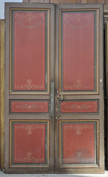 Старинная двустворчатая дверь, украшенная расписными цветочными мотивами.-0