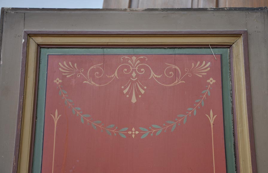 Старинная двустворчатая дверь, украшенная расписными цветочными мотивами.-1