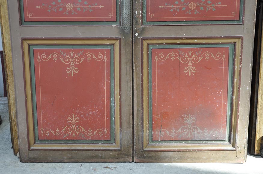 Старинная двустворчатая дверь, украшенная расписными цветочными мотивами.-4