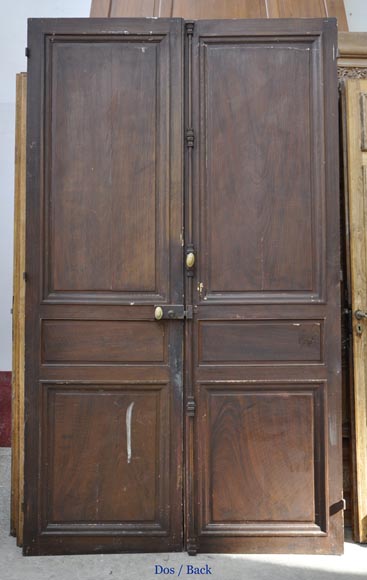 Старинная двустворчатая дверь, украшенная расписными цветочными мотивами.-7