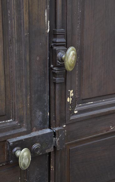 Старинная двустворчатая дверь, украшенная расписными цветочными мотивами.-8