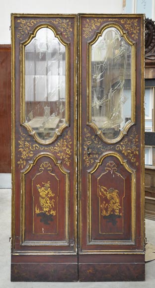 Красивая старинная двустворчатая дверь, украшенная в китайском стиле.-0