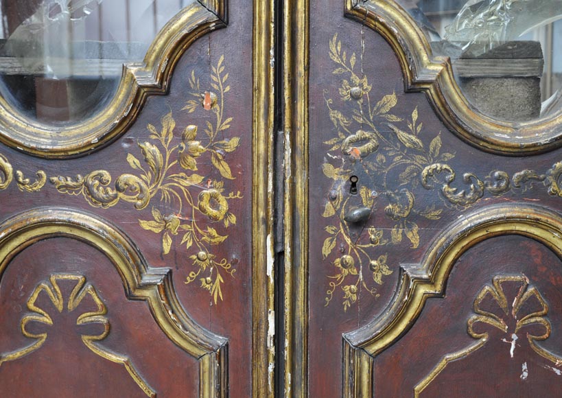 Красивая старинная двустворчатая дверь, украшенная в китайском стиле.-3
