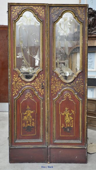 Красивая старинная двустворчатая дверь, украшенная в китайском стиле.-6