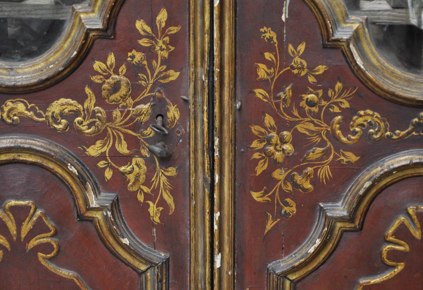 Красивая старинная двустворчатая дверь, украшенная в китайском стиле.-7