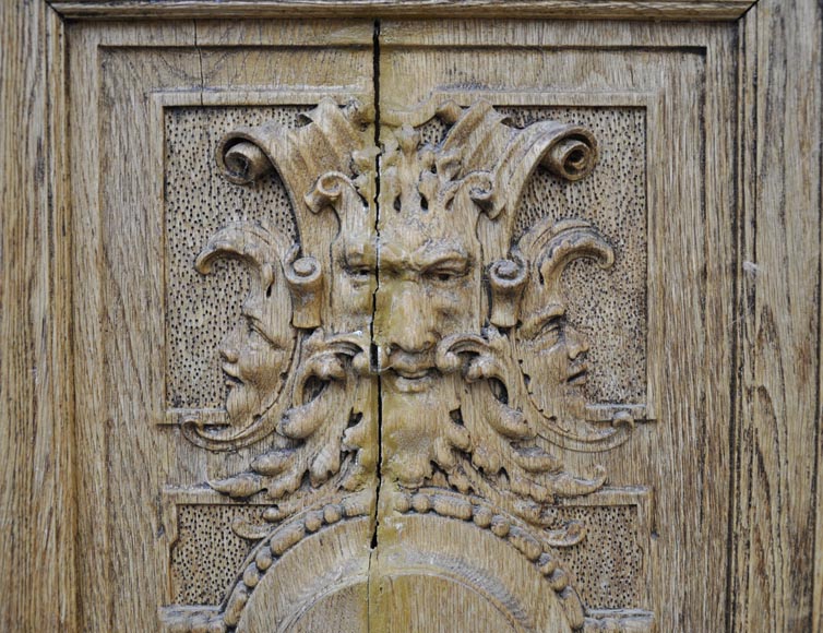 Двустворчатая дверь из скульптурного дубового дерева, украшенная причудливыми орнаментами.-1