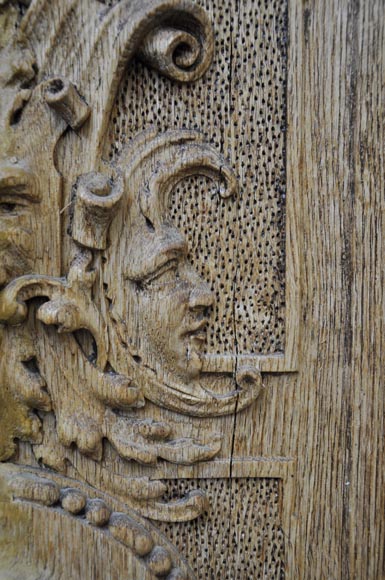 Двустворчатая дверь из скульптурного дубового дерева, украшенная причудливыми орнаментами.-2