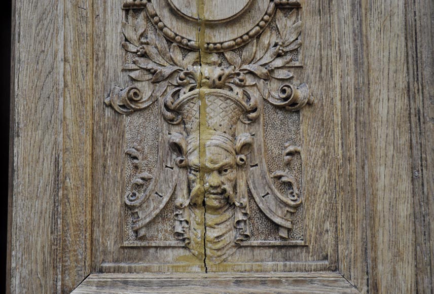 Двустворчатая дверь из скульптурного дубового дерева, украшенная причудливыми орнаментами.-4