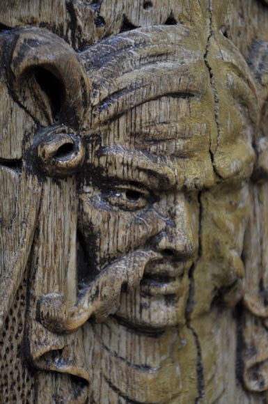 Двустворчатая дверь из скульптурного дубового дерева, украшенная причудливыми орнаментами.-5