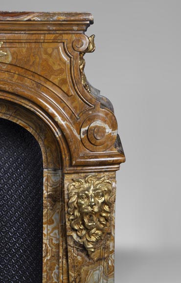 Extraordinary antique Louis XIV style fireplace with lions heads in Alabastro di Busca and gilded bronze_ru