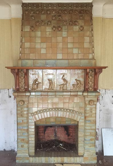 Красивый камин в стиле Ар-Нуво, изготовленный из керамики и орехового дерева, приписанный работе Шарля Гребера, украшенный фризом с изображениями работников.-0