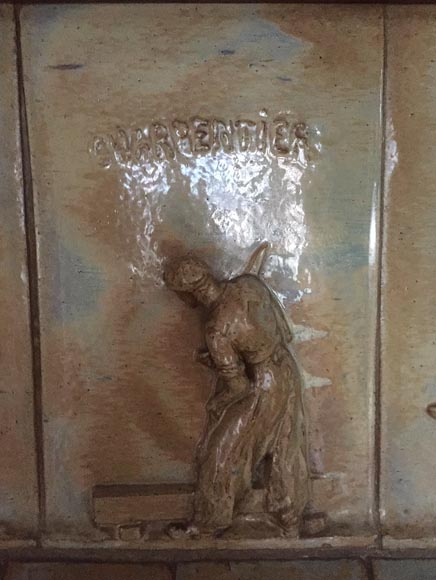 Красивый камин в стиле Ар-Нуво, изготовленный из керамики и орехового дерева, приписанный работе Шарля Гребера, украшенный фризом с изображениями работников.-4