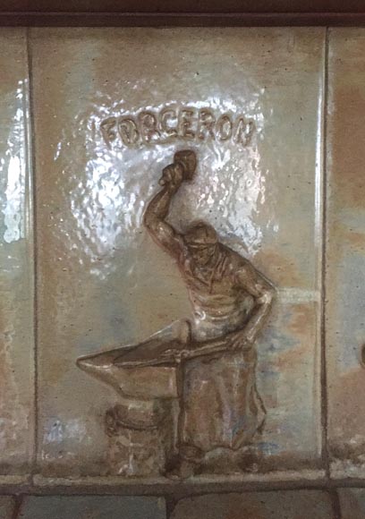 Красивый камин в стиле Ар-Нуво, изготовленный из керамики и орехового дерева, приписанный работе Шарля Гребера, украшенный фризом с изображениями работников.-5